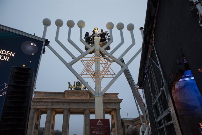 Archivo - December 18, 2022, Berlin, Germany: Chanukka in Berlin: First Light Lit on Ten-Meter Chanukka Menorah.On Sunday, December 18, 2022, the first light of Hanukkah was lit on a ten-meter Chanukka menorah in front of the Brandenburg Gate in Berlin. T