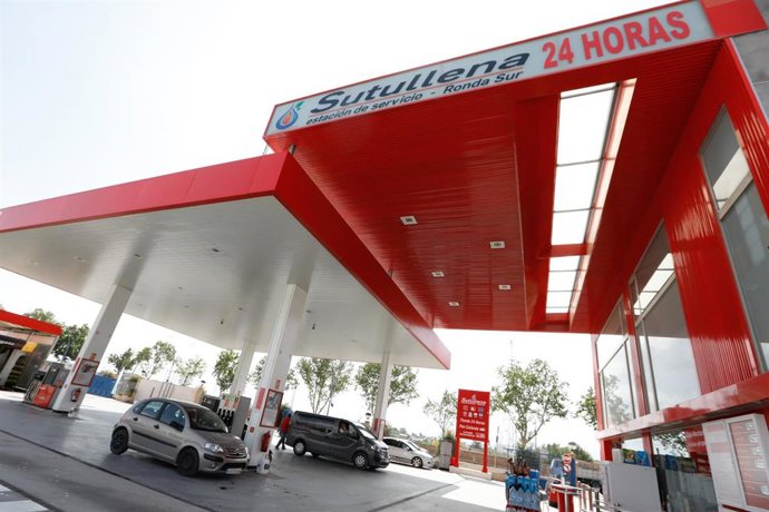 Varios coches en la gasolinera donde ha fallecido un hombre por heridas de arma blanca, a 26 de mayo de 2023, en Lorca, Murcia, Región de Murcia (España). 