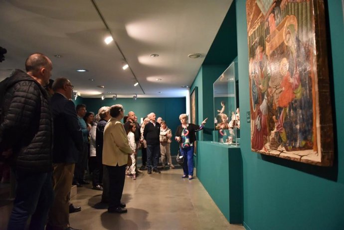 Un grupo de visitantes en la exposición 'SIGNOS'