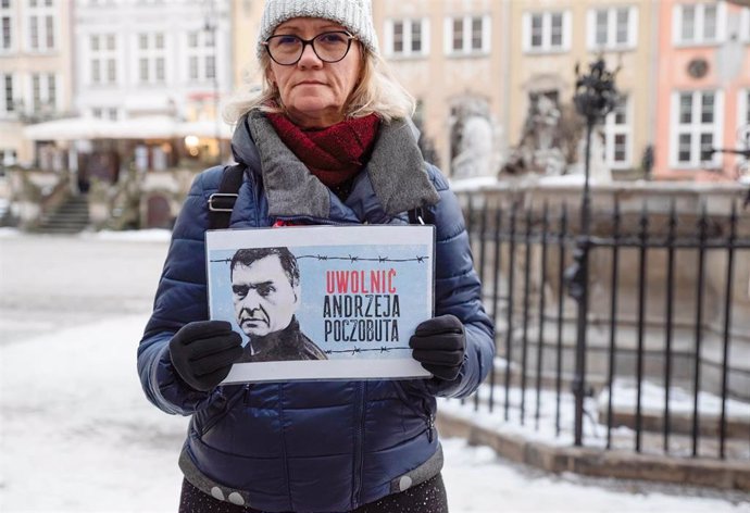 Archivo - Manifestante exige la liberación del periodista polaco Andrzej Poczobut