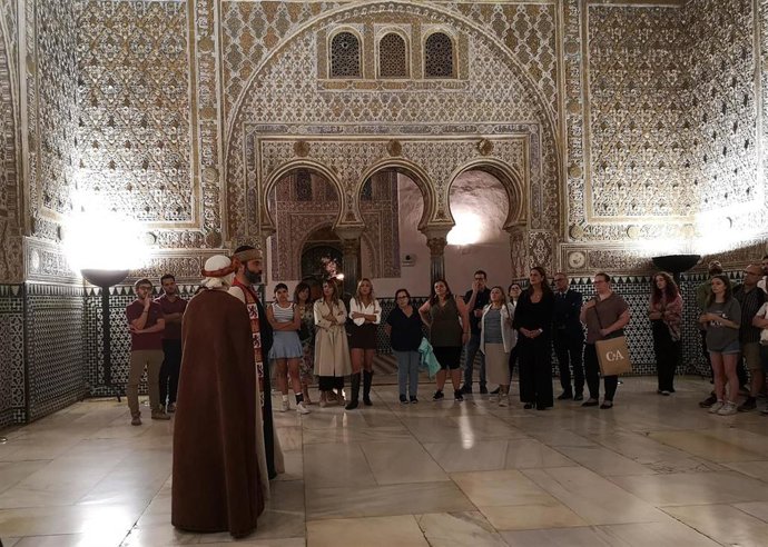 Archivo - Una visita teatralizada en el interior del Alcázar, en una foto de archivo.