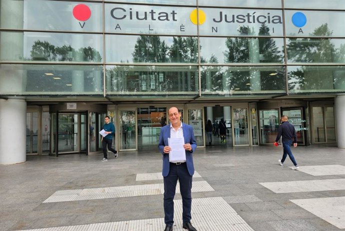 El regidor de Vox en l'Ajuntament de Valncia Vicente Montañez en la Ciutat de la Justícia de la capital valenciana amb la denúncia presentada davant Fiscalia contra aquest partit.