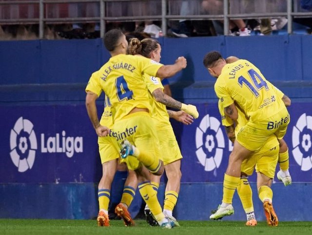 La UD Las Palmas celebra el gol de la victoria ante el SD Eibar en Ipurúa