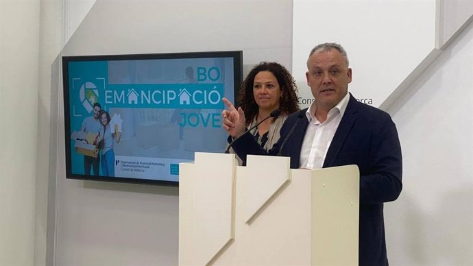 El conseller de Promoción Económica y Desarrollo Local, Jaume Alzamora, y la presidenta del Consell de Mallorca, Catalina Cladera, en rueda de prensa