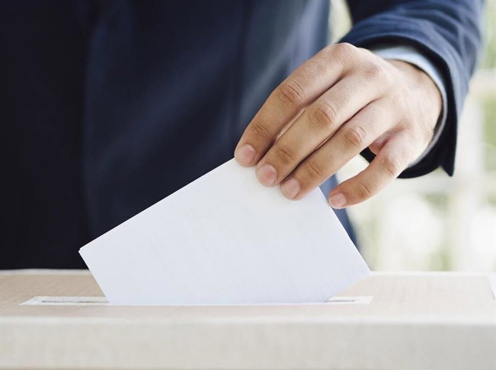 Persona votando