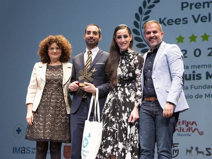 María Enriqueta Fernández, directora de Fundación Hefame, Francisco e Isabel Mendoza, y Manuel Pardo, posan con el galardón