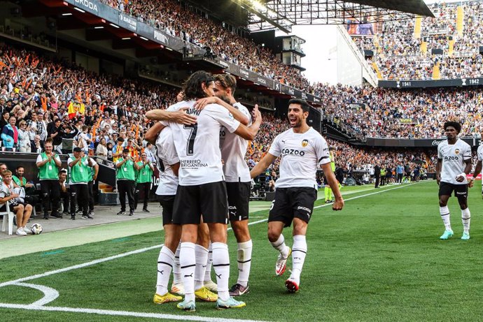 Jugadores del Valencia CF celebran un gol en Mestalla. 