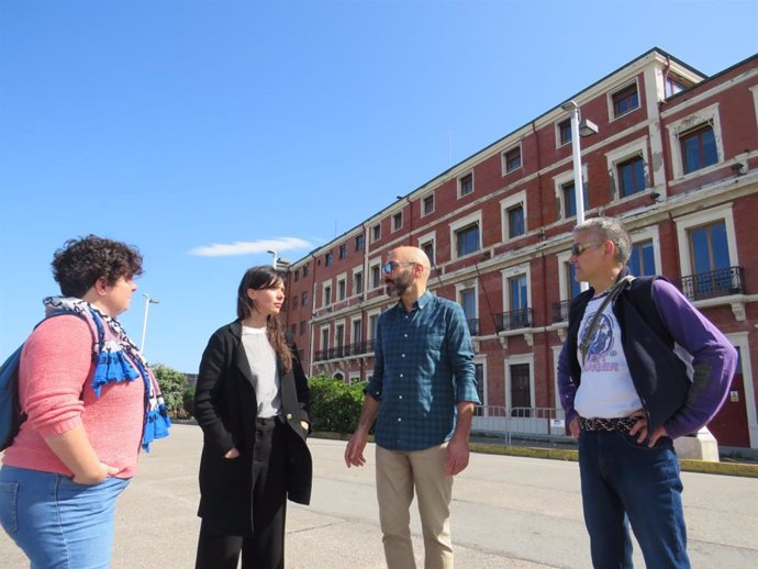 Laura Tuero, José Manuel Lago y Sandra Lobo, números 3, 5 y 6 de la lista autonómica de Podemos Asturies, frente al edificio de la antigua sede Portuaria de Gijón