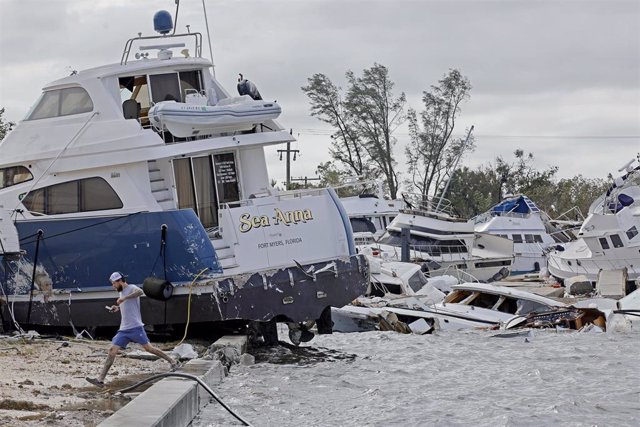 Archivo - 29 September 2022, US, Fort Myers: A man checks out beached boats at Fort Myers Wharf on the Caloosahatchee River in the aftermath of Hurricane Ian. Photo: Amy Beth Bennett/Sun Sentinel via ZUMA Press Wire/dpa