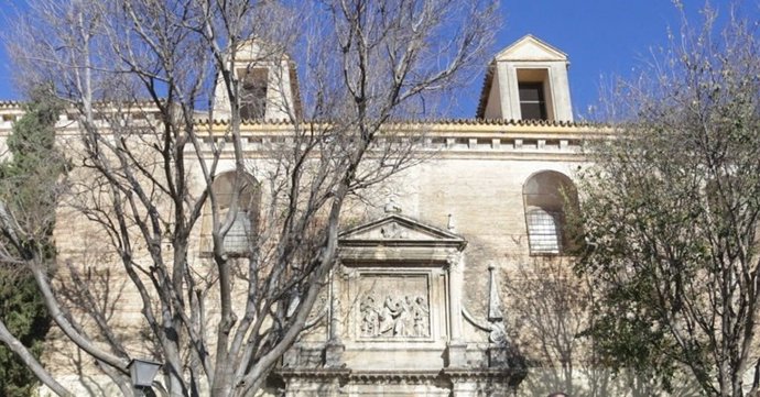 Portada del convento de Santa Isabel, en Sevilla.