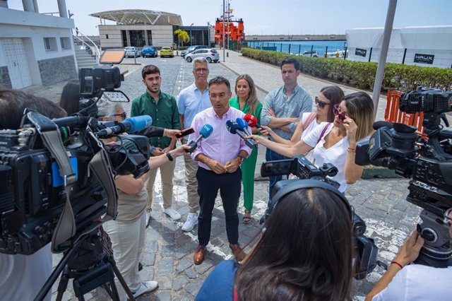 El candidato del Partido Popular a la Alcaldía de Santa Cruz de Tenerife, Carlos Tarife, comparece ante los medios en la antigua Estación del Jet-Foil