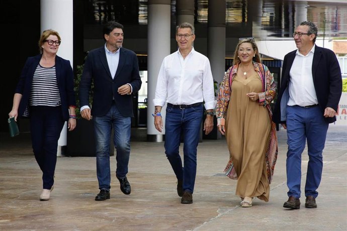 El presidente del Partido Popular, Alberto Núñez Feijóo (c), y el alcalde de Alicante y candidato del PP a la reelección, Luis Barcala (2i), durante un encuentro con hosteleros, en el restaurante Dársena, a 26 de mayo de 2023, en Alicante, Comunidad Val
