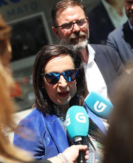La ministra de Defensa, Margarita Robles y el alcalde y candidato del PSOE a la reelección, Ángel Mato, comparecen ante los medios, en la Agrupación Socialista, a 26 de mayo de 2023, en Ferrol, A Coruña, Galicia (España). El acto se celebra de cara a la