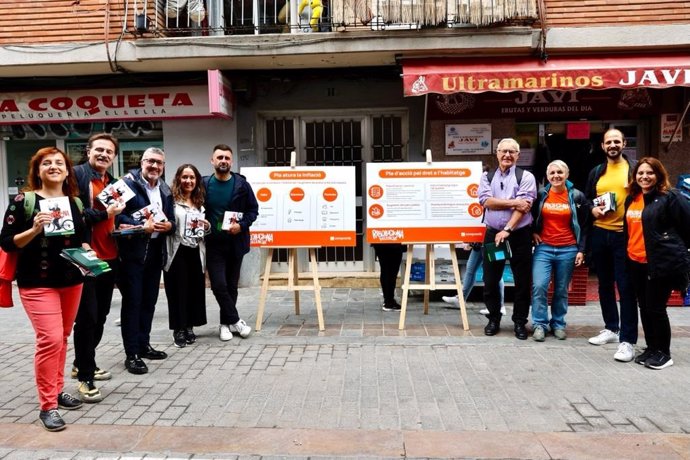 El alcalde de Valncia y candidato de Compromís a la reelección, Joan Ribó, junto a otros miembros de su candidatura anuncia un plan contra la inflación en la ciudad.