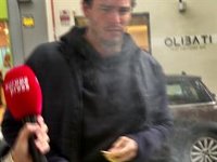 ¡Momentazo! Íñigo Onieva es sorprendido por dos santeros en la puerta de su casa para limpiar su aura