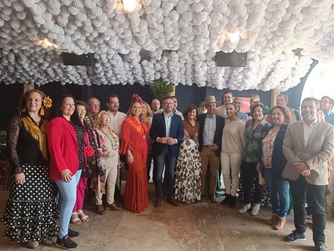Carmen Calvo (centro) y Antonio Hurtado, junto otros miembros de la candidatura socialista en la Feria de Córdoba.