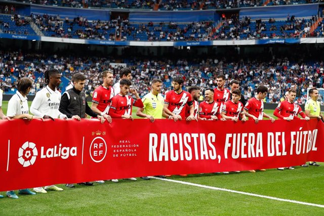Pancarta contra el racismo en un partido de fútbol entre el Real Madrid y el Rayo Vallecano.