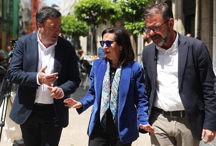 (I-D) El secretario general del Partido Socialista de Galicia, Valentín González Formoso, la ministra de Defensa, Margarita Robles, y el alcalde y candidato del PSOE a la reelección, Ángel Mato, en la Agrupación Socialista, a 26 de mayo de 2023, en Ferr