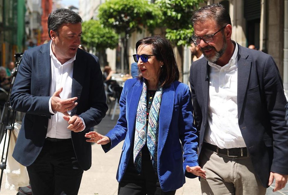 (I-D) El secretario general del Partido Socialista de Galicia, Valentín González Formoso, la ministra de Defensa, Margarita Robles, y el alcalde y candidato del PSOE a la reelección, Ángel Mato, en la Agrupación Socialista, a 26 de mayo de 2023, en Ferr