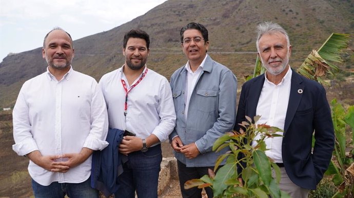 El consejero de Transición Ecológica del Gobierno de Canarias, José Antonio Valbuena, el alcalde de Güímar, Airam Puerta, el presidente del Cabildo de Tenerife, Pedro Martín y el presidente de Canarias, Ángel Víctor Torres, en una visita al municipio