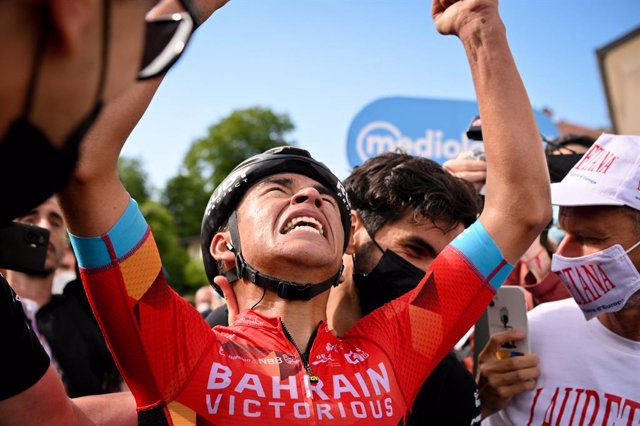 Archivo - 25 May 2022, Italy, Lavarone: Colombian cyclist Santiago Buitrago of team Bahrain Victorious celebrates winning the 17th stage of the 105th edition of the Giro d'Italia cycling race, 168 Km from Ponte di Legno to Lavarone. Photo: Marco Alpozzi/L
