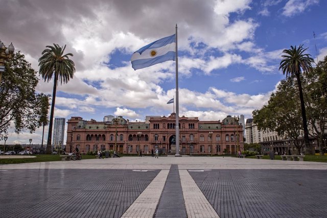 Archivo - Imagen de archivo de una bandera de Argentina con la Casa Rosada, sede de la Presidencia, al fondo