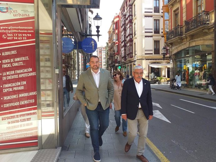 El presidente del Principado de Asturias y candidato a la reelección, Adrián Barbón, junto al candidato socialista a la Alcaldía de Gijón, Luis Manuel Flórez 'Floro', durante unas visitas a librerías de la ciudad