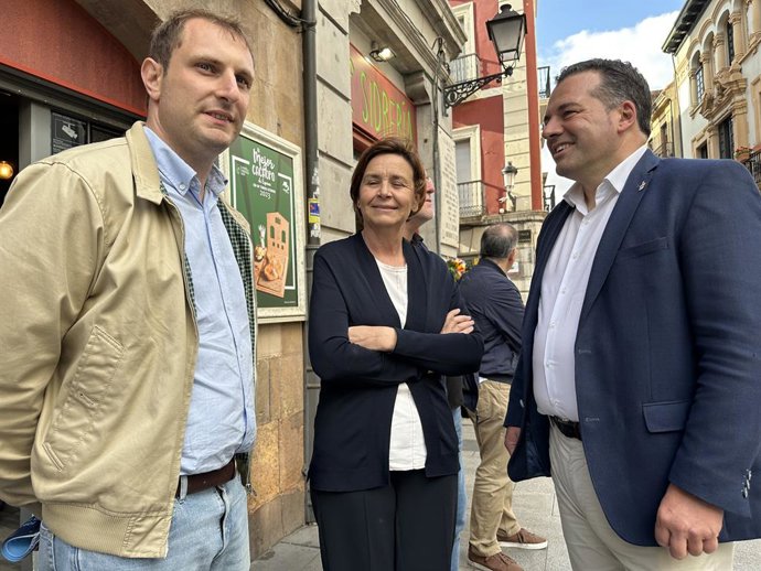 El candidato de Foro a la Presidencia del Principado, Adrián Pumares; la candidata de Foro a la Alcaldía de Gijón, Carmen Moriyón; y el candidato de Foro a la Alcaldía de Oviedo, Carlos Suárez.