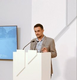 El conseller de Movilidad e Infraestructuras, Iván Sevillano, ha informado que el Consell de Mallorca ha dado luz verde a la segunda fase del plan para la instalación de placas fotovoltaicas en espacios degradados de las carreteras