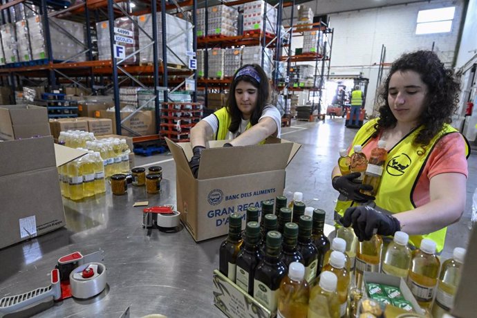 Dos voluntarias en un banco de alimentos.