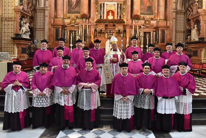 Archivo - El obispo de Córdoba, Demetrio Fernández (centro), en el altar mayor de la Catedral con los canónigos del Cabildo.