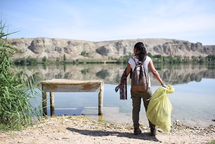 Una voluntaria en una de las campñas de recogida del proyecto LIBERA.