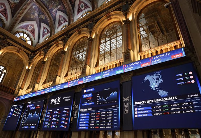Paneles del Ibex 35 en el Palacio de la Bolsa, en el Palacio de la Bolsa, a 26 de mayo de 2023, en Madrid (España). El Ibex 35 ha iniciado la sesión de hoy con una subida del 0,28%, lo que ha llevado al selectivo a situarse en los 9.141,9 puntos, en una
