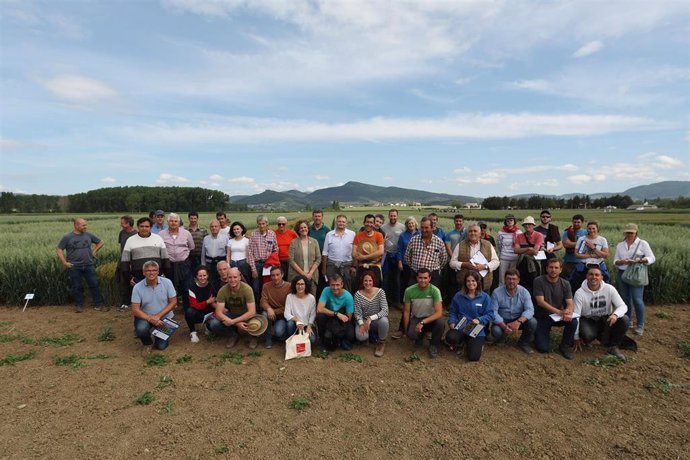 La consejera de Desarrollo Rural y Medio Ambiente del Gobierno de Navarra, Itziar Gómez, acompaña al sector agrícola en la visita a los ensayos de experimentación en cultivos extensivos que desarrolla INTIA.
