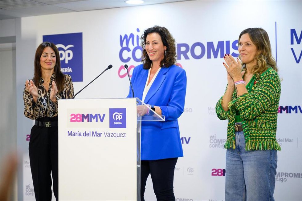 En el centro, la candidata del PP a la Alcaldía de Almería, María del Mar Vázquez.