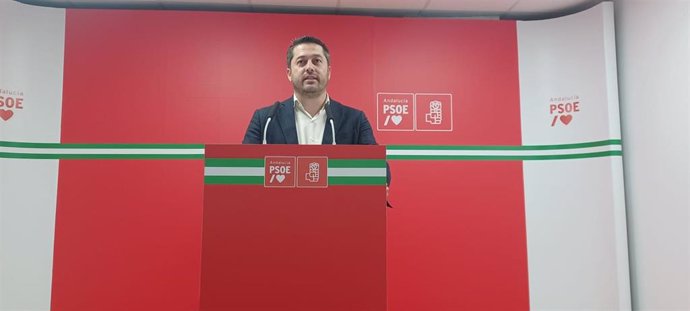 El secretario de Organización de la Agrupación municipal del PSOE de Huelva, Francisco Baluffo, en rueda de prensa.