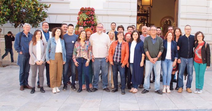 Miembros de la candidatura y simpatizantes de Granada Unida en la Plaza del Carmen