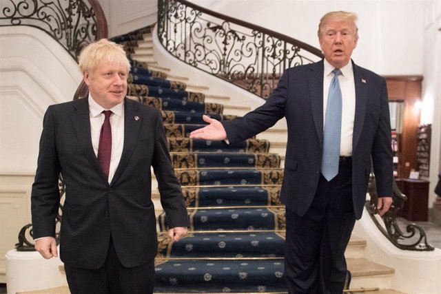 Archivo - El ex primer ministro británico Boris Johnson y el expresidente de Estados Unidos Donald Trump