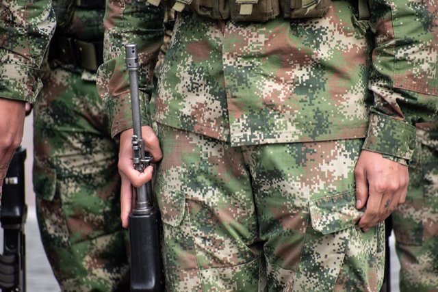 Archivo - Un militar colombiano hace guardia (Archivo)