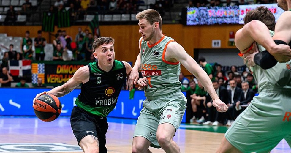 Partido entre Club Joventut Badalona y Cazoo Baskonia en el Olímpic de Badalona, en la Liga Endesa 2022/23