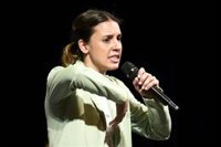 Interrumpen el discurso de Irene Montero en el cierre de campaña y esta replica: "Fuera transfobia"