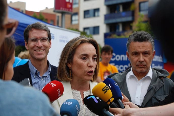 Cuca Gamarra se dirige a los medios de comunicación en el acto de fin de campaña en Logroño.
