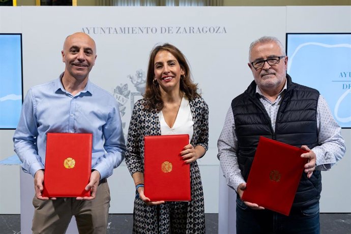 La consejera municipal de Presidencia, Hacienda e Interior del Ayuntamiento de Zaragoza, María Navarro, ha firmado sendos convenios con representantes del sector del taxi para subvencionar la revisión y homologación de los taxímetros