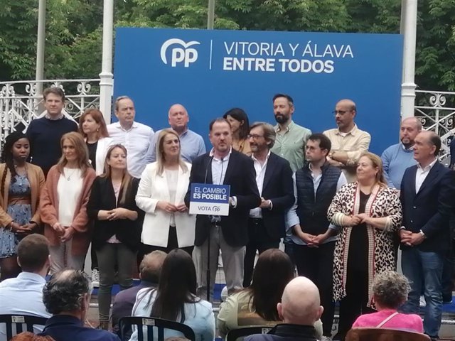 El presidente del PP vasco, Carlos Iturgaiz, en el acto de final de campaña en Vitoria