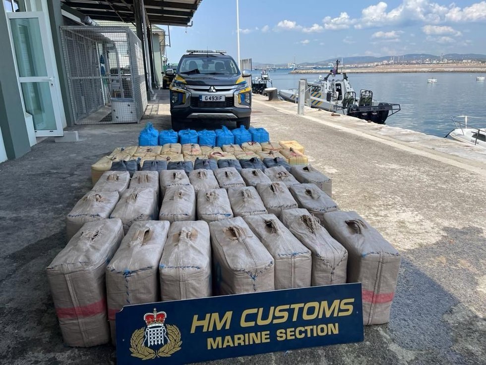 Gibraltar incauta dos toneladas de marihuana en fardos flotando en el mar.