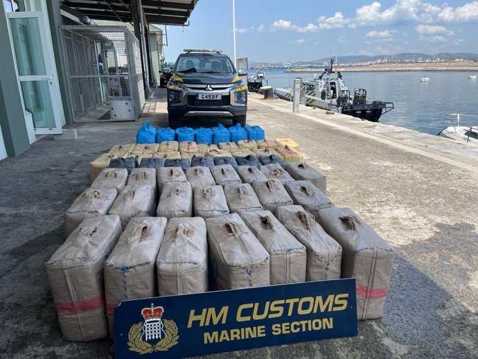Gibraltar incauta dos toneladas de marihuana en fardos flotando en el mar.