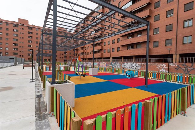 Concluyen las obras de urbanización de la nueva plaza sobre el aparcamiento del parque Bruil en Tenerías