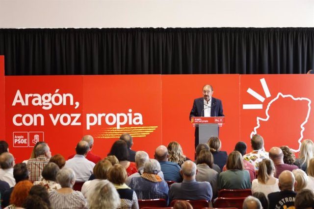 El candidato del PSOE a la Presidencia de Aragón, Javier Lambán, en San Mateo de Gállego, en el último acto de campaña antes del cierre, donde arropa la candidatura socialista encabezada por el actual alcalde y candidato, José Manuel González.