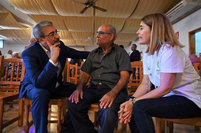 El candidato de NC-BC a la Presidencia del Gobierno de Canarias, Román Rodríguez, cierra la campaña en un centro de mayores en Lanzarote