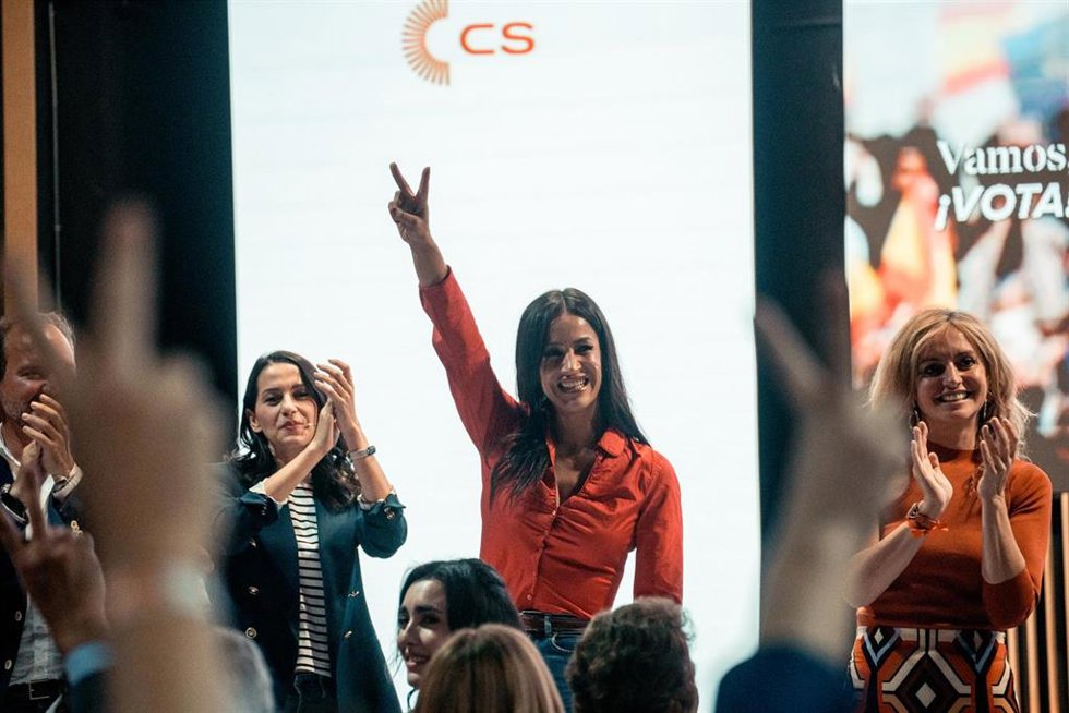 (I-D) La portavoz de CS en el Congreso de los Diputados, Inés Arrimadas, y la vicealcaldesa de Madrid y candidata de CS a la Alcaldía, Begoña Villacís, durante el acto de cierre de campaña de Ciudadanos, a 26 de mayo de 2023, en Madrid (España).